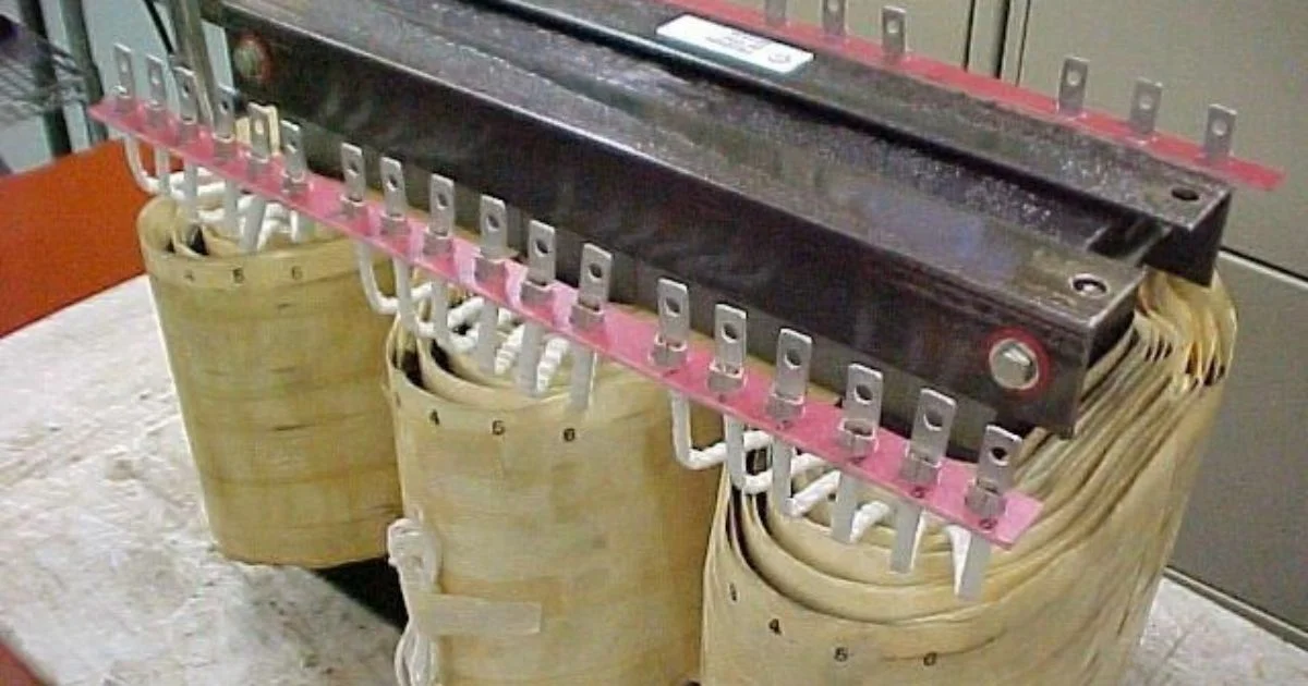 Wye-delta output transformer with numbered terminals.